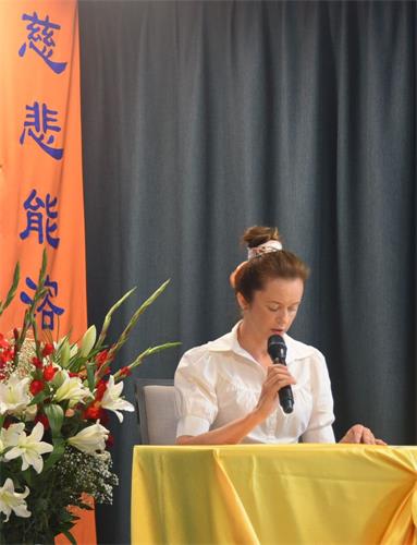 '图2~3:波兰法轮功学员在法会上发言,畅谈修炼中的体悟和认识'