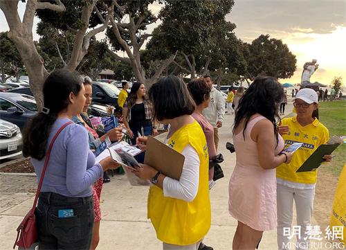 '图7~13:活动现场,法轮功学员和民众交谈传递真相,并征集反迫害签名。'