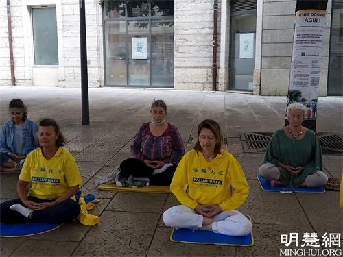 '图9:里昂市部份法轮功学员在展示功法'