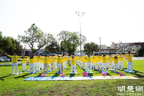 '图1:二零二一年七月十七日,洛杉矶部份法轮功学员在蒙特利公园市(Monterey Park)的巴恩斯公园(Barnes Park)集体炼功,纪念法轮功反迫害二十二周年。'