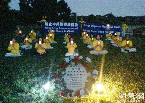 '图1~2:美国密苏里州圣路易斯地区的法轮功学员们在反迫害二十二周年之际,悼念被中共迫害致死的中国大陆同修。'