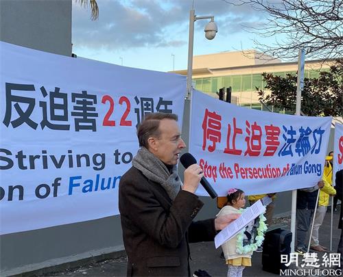 '图5:律师凯瑞·高尔在集会上发言。'