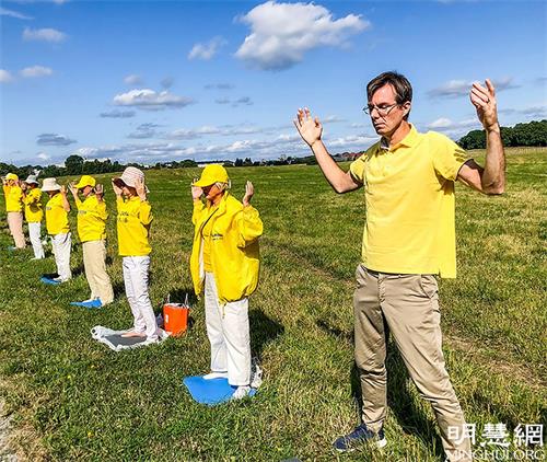 '图8:约翰(右一)呼吁中共官员停止追随中共行恶,走出恐惧、远离中共,为自己和家人留条后路。'