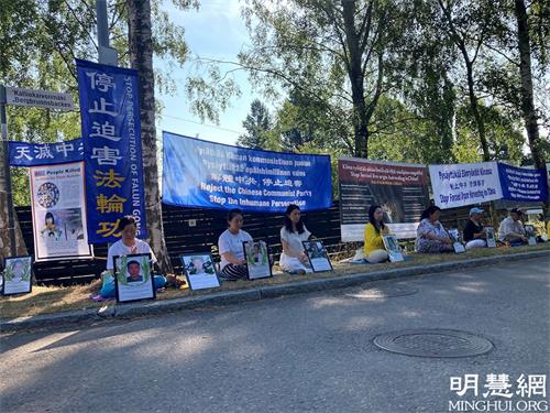 '图1:芬兰法轮功学员在首都赫尔辛基中使馆前集体静坐'
