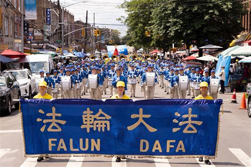 '图2:2021年7月18日,纽约地区部份法轮功学员近千人在纽约的第三大华人社区——布鲁克林(又称布碌仑)第八大道游行,呼吁停止迫害。'