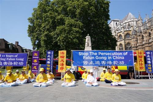 '图1:二零二一年七月二十日,英国法轮功学员在伦敦议会大厦对面的议会广场上举行“七二零”反迫害集会。'