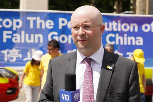 '图3:格拉斯哥的帕特里克·格雷迪议员(Patrick Grady MP)与其选区内的法轮功学员'