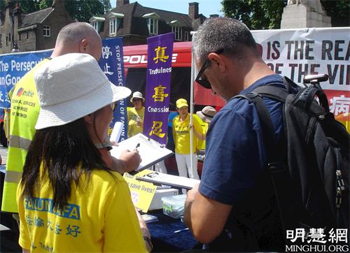 '图4~6:民众签名支持法轮功学员反迫害'