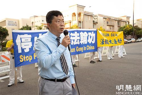 '图8:吴英年教授表示,法轮功学员一直和平、理性、非暴力的反迫害。'