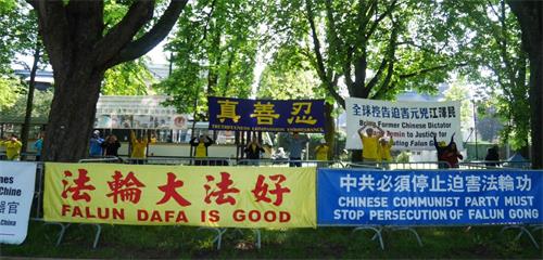 '图1:二零二一年七月二十日是法轮功学员反迫害二十二周年,比利时部份法轮功学员来到布鲁塞尔中使馆前和平抗议,呼吁停止迫害。'