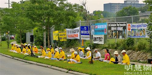 '图1~2:2021年7月20日,法轮功学员反迫害22周年之际,加拿大首都渥太华部份法轮功学员汇聚到中使馆前,要求中共立即停止迫害,并释放所有被非法关押的法轮功学员。'