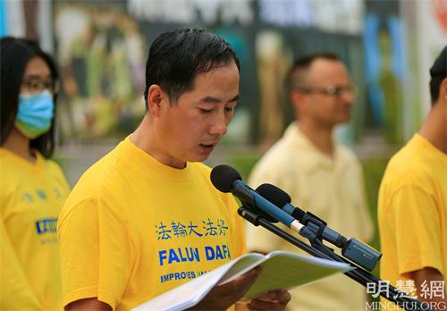 '图3:王先生接受采访时说,中共迫害法轮功已经22年了,每年举行的“七二零”反迫害活动都会让更多人了解真相,并不断的推动反迫害的进程。'