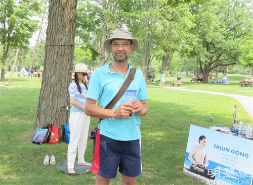 '图6:拥有自己理疗诊所的樊罗拉诺夫(Andrei Velorunov)来自前苏联,法轮功学员遭受的迫害引起了他的共鸣。'