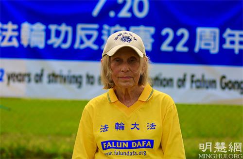 '图5:法轮功学员、知名画家吉利斯(Kathy Gillis)接受采访时表示,中共正在竭尽全力维系迫害,这样只能害人害己。世界正在迅速认识其邪恶,所以中共必须知道其末日指日可待。'