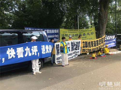 '图6:法轮功学员魏再群女士在中共驻丹麦使馆前讲述因为修炼法轮功,国内亲人家破人亡的经历。'