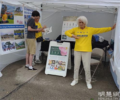 '图1~4:密西根州法轮功学员在安娜堡艺术节向民众介绍法轮功'