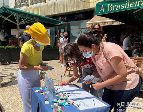 '图4~5:明白了真相的民众纷纷签名制止中共迫害法轮功'