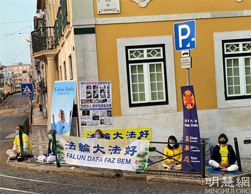 '图7:学员在中领馆附近举行悼念活动'