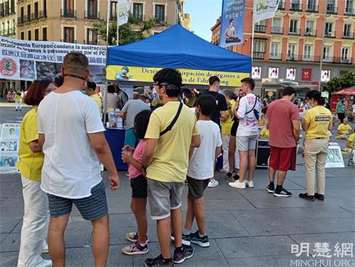 '图7~8:签字声援支持法轮功反迫害的民众络绎不绝'