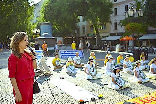 '图7:首都布拉迪斯拉发(Bratislava)老城市市长祖扎娜·奥弗里希托娃(Zuzana Aufrichtová) 在集会上发言,支持法轮功反迫害'