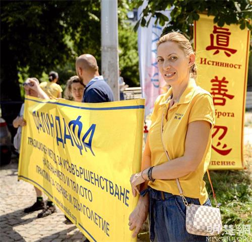 '图2:法轮功学员尼可旅行8小时,来到首都索菲亚中使馆前用扬声器呼吁停止迫害'