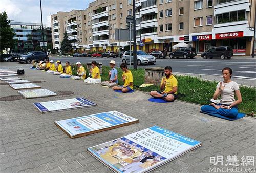 '图1:二零二一年七月十八日,波兰法轮功学员在华沙中使馆前静坐,抗议中共22年的残酷迫害。'