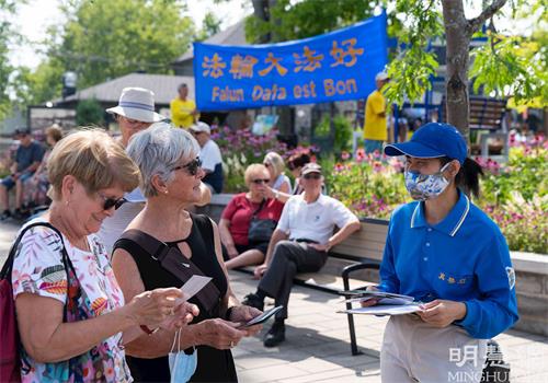 '图6:路人与学员交谈,了解法轮功的真相。'