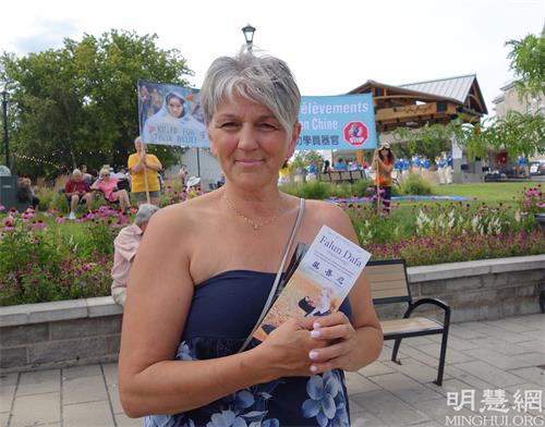 '图11:莫娜说:“法轮大法很吸引我,我觉得他很好”。'