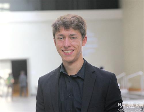 '图2:青年法轮功学员沃勒斯(Luca Wohlers)从小就在大法中成长。'