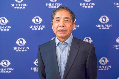 '图5:作家戈壁东观看二零二一年七月二四日下午的神韵演出后很感动。'