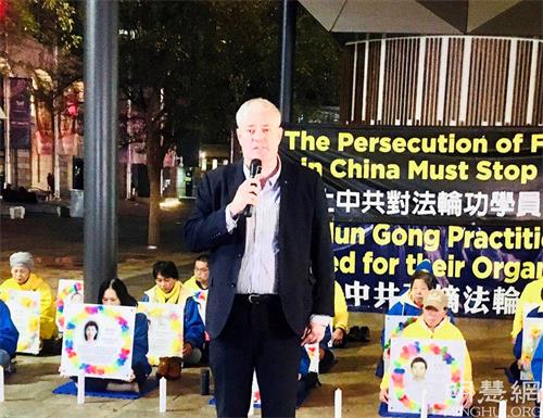'图1:国际知名法律学者、法学教授奥古斯托・齐默尔曼博士(Dr Augusto Zimmermann)在集会上发言'