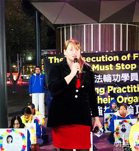 '图2:人权律师安德里亚(Dr Andrea Tokaji)在集会上发言'