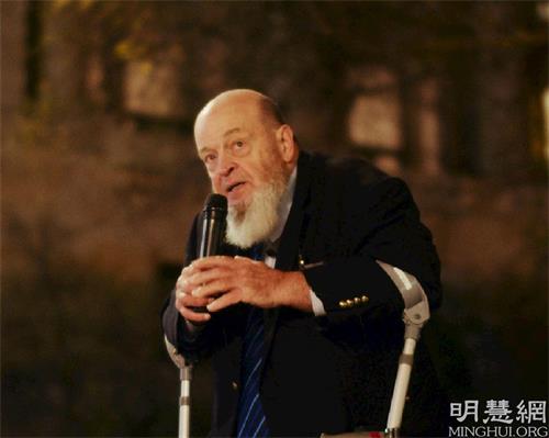 '图5:迈克尔·达比(Michael Darby)在集会上发言:法轮功学员都是好人,我支持你们!'