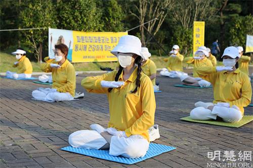 '图4:釜山法轮功学员集体炼功。'