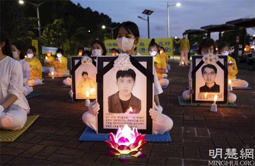 '图5:点点烛光悼念被中共迫害致死的中国法轮功学员。'