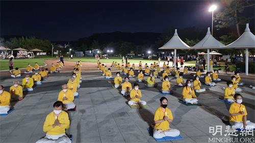 '图11:大邱法轮功学员手持烛光悼念在中共残忍迫害中牺牲的法轮功学员。'