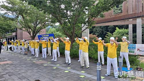 '图12:光州法轮功学员集体炼功表演。'