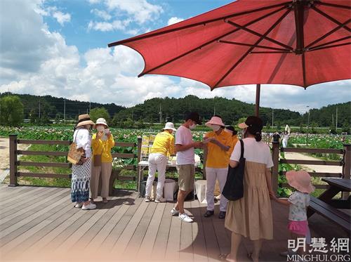 '图13~14:向市民发放传单和讲真相。'
