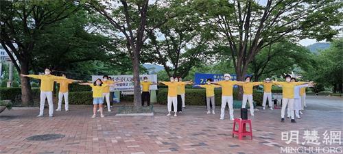 '图15~16:金海法轮功学员展示法轮功五套功法。'