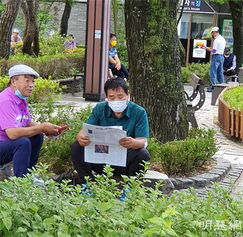 '图17:江原道太白市民阅读《明慧周报》。'