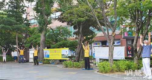 '图18:江原道太白市法轮功学员功法演示。'
