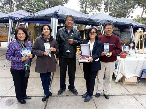 '图2:市艺术和文化办主任诺贝托·胡安·坎波斯(Norberto Juan Campos)与学员们合影'