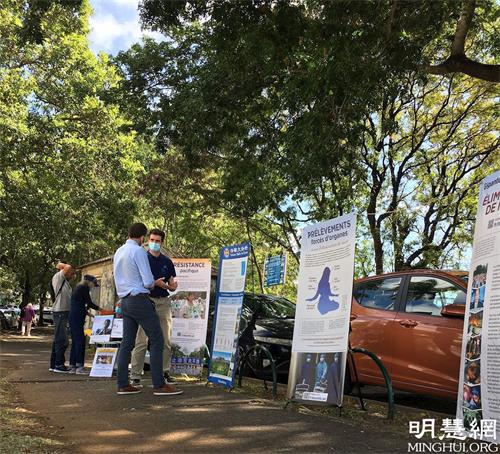 '图1~3:在留尼汪岛首府圣但尼市中心(Saint-Denis)举行了集会,抗议正在中国发生的对法轮功学员的残酷迫害。图为法轮功学员和民众讲真相'