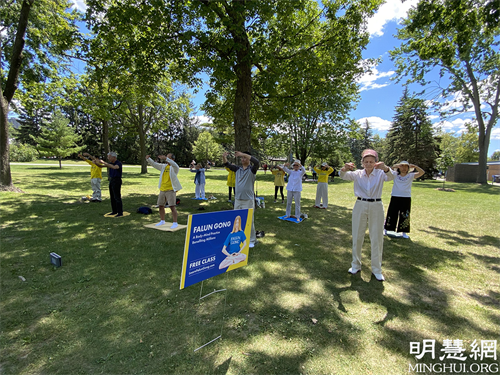 图1 - 2:渥太华部分法轮功学员周末在布雷坦尼亚公园(Britannia Park)炼功洪法。