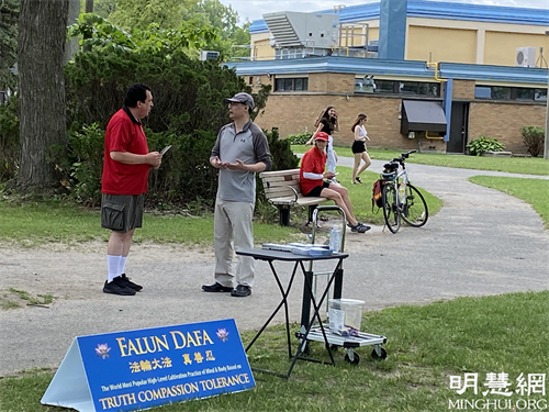 图4:法轮功学员在给渥太华居民讲真相。
