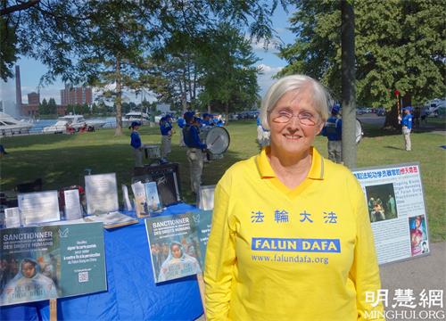 图12: 瓦利菲尔德市法轮功学员卡洛尔(Carole)