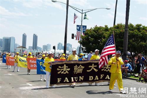 2021年7月3日,加州圣地亚哥县科罗纳多市(Coronado)举行第72届美国独立日国庆遊行。图为法轮功学员的横幅队。
