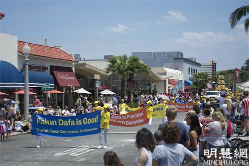 2021年7月3日,加州圣地亚哥县科罗纳多市(Coronado)举行第72届美国独立日国庆遊行。图为法轮功学员的横幅队。