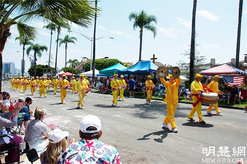 6和7: 2021年7月3日,加州圣地亚哥县科罗纳多市(Coronado)举行第72届美国独立日国庆遊行。图为法轮功学员的腰鼓队。
