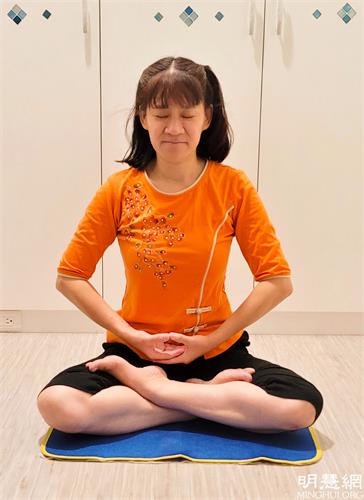 图:孟珊学炼法轮功第五套功法——神通加持法